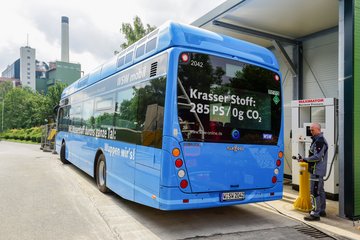 Betankung eines WSW-Linienbusses an der Wasserstoff-Tankstelle des MHKW der AWG auf Korzert.