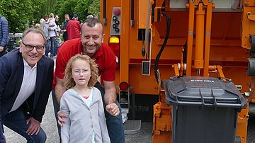 Attraktion Müllwagen: Beim Umweltfest machte Oberbürgermeister Andreas Mucke (li.) bei Ali Özgün (re.) von der AWG Station. Foto: AWG