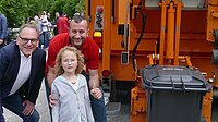 Attraktion Müllwagen: Beim Umweltfest machte Oberbürgermeister Andreas Mucke (li.) bei Ali Özgün (re.) von der AWG Station. Foto: AWG