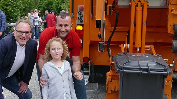 Attraktion Müllwagen: Beim Umweltfest machte Oberbürgermeister Andreas Mucke (li.) bei Ali Özgün (re.) von der AWG Station. Foto: AWG