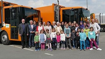 Strahlende Gesichter am Klingelholl: Die AWG-Geschäftsführer Conrad Tschersich (links) und Martin Bickenbach (2.v.li.) freuten sich mit den Gewinnern der Papiersammelaktion. Foto: AWG