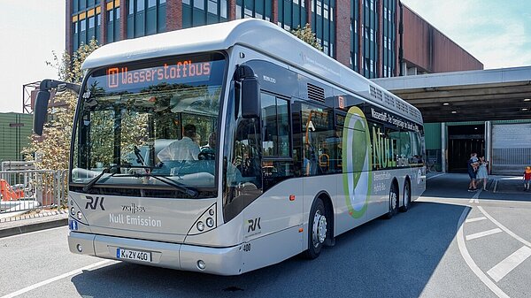 So soll es bald sein: Brennstoffzellenbusse, wie dieser von der RVK in Köln, sollen noch in diesem Jahr am Müllheizkraftwerk der AWG Wuppertal auf Korzert betankt werden.