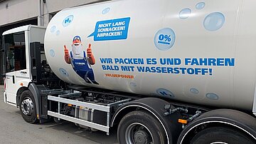 Ganz in Weiß: Dieser Testwagen war drei Wochen in Wuppertal unterwegs, um Daten für die Konstruktion eines leistungsstarken Müllwagens zu sammeln, der mit Wasserstoff emissionsfrei betrieben wird. Foto: AWG
