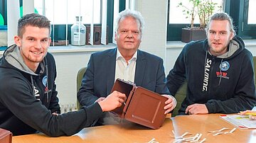Gut gelaunte Glücksbringer: Christopher Rudeck (links) und Fabian Gutbrod (rechts) vom Bergischen HC zogen im Beisein von AWG-Geschäftsführer Martin Bickenbach die Gewinner der Papiersammelaktion 2018.