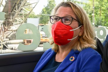 Bundesumweltministerin Svenja Schulze in einem Wasserstoff-Bus der WSW