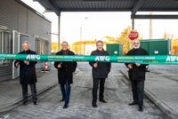 AWG-Geschäftsführer Martin Bickenbach, Wuppertals Oberbürgermeister Uwe Schneidewind, der AWG-Aufsichtsratsvorsitzende Klaus Jürgen Reese und der Technische Geschäftsführer der AWG, Conrad Tschersich (von links nach rechts) , eröffneten am Dienstag, 21. Dezember 2021, den neuen AWG-Recyclinghof Widukindstraße. Foto: AWG