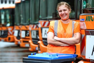 Yvonne Weising (28) arbeitet als Müllwerkerin und Kraftfahrerin bei der AWG in Wuppertal. 