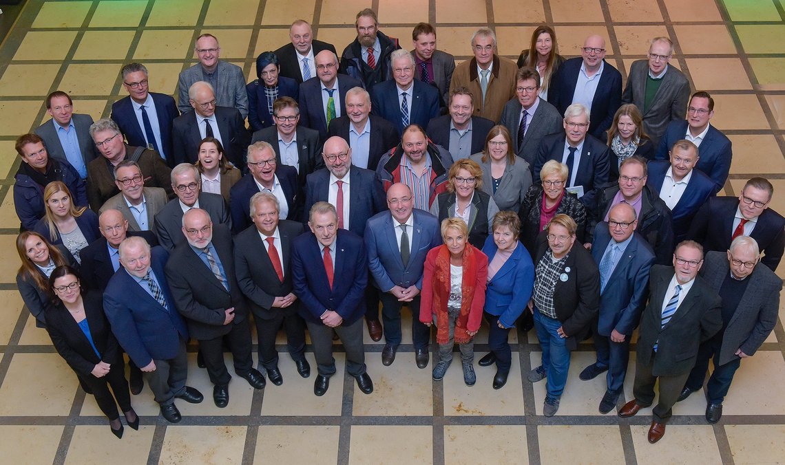 Im Lichthof des Barmer Rathauses stießen die EKOCity-Verbandsmitglieder auf die gemeinsame Zukunft an (15.Nov.2019) 