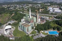 Auf der Ostseite des MHKW steht seit Anfang Juni ein 87 Meter hoher Kran, mit dessen Hilfe tonnenschwere Bauteile für den Neubau von Kessel "15" ins Werk gehoben werden können. Foto: AWG 
