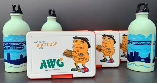 Die WSW-Trinkflasche und die AWG-Brotdose wird an Wuppertaler Erstklässler verschenkt.