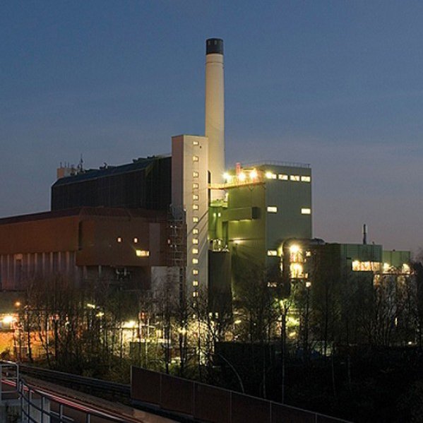 Das Müllheizkraftwerk der AWG bei Nacht.