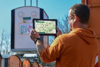Dank der neuen Füllstandsensoren in den AWG-Depotcontainern leert Fahrer Denis von Landenberg die Weißglascontainer erst, wenn sie wirklich voll sind.