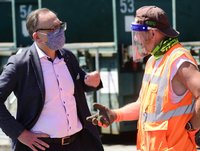 Beim Ortstermin auf dem Recyclinghof Münzstraße tausch sich Oberbürgermeister Andreas Mucke (links) und AWG-Mitarbeiter Holger Fischer (rechts) aus.. 