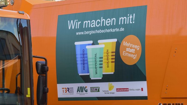 Mit Plakaten auf ihren Müllfahrzeugen wirbt die AWG für die Bergische Becherkarte und die bergische Kampagne "Mehrweg statt Einweg". Foto: AWG