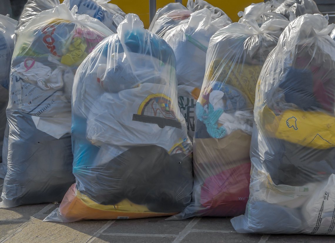 In Müllsäcken verpackte Altkleider können wiederverwertet werden.
