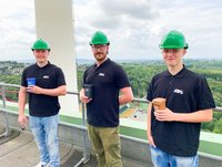 Tom Tölle, Shawn-Dylan Schütrumpf und Mika Schmitt (von links nach rechts) haben ihre Ausbildung bei der AWG begonnen. Das Foto entstand auf dem Dach des Müllheizkraftwerks (MHKW) auf Korzert.Foto: AWG