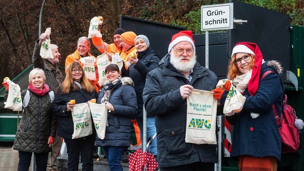 Besucher des AWG Recyclingshofs freuen sich über das Nikolausgeschenk: den AWG-Gemüsebeutel