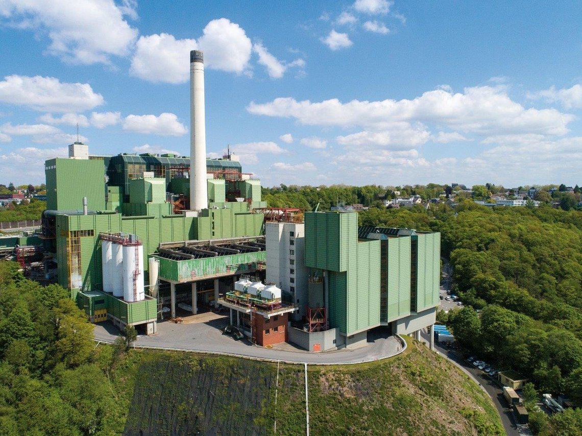 Bild des Müllheikraftwerks der AWG im Grünen.
