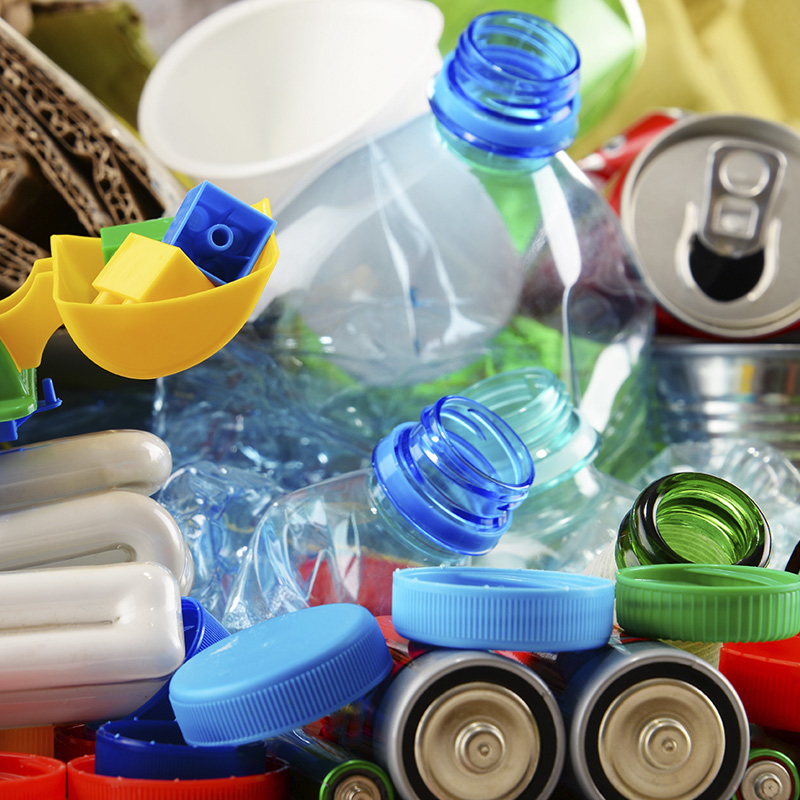 Bild von Werststoffen: Plastikflasche, Batterien, Energiesparlampen, Getränkedose, Pappe etc.